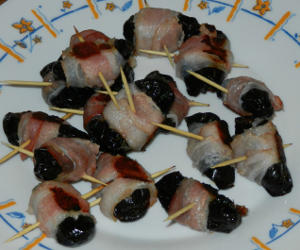 Mini brochettes de lard au pruneau