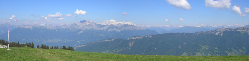 Panorama sur les Alpes depuis le sommet du Semnoz : Le Crêt de Châtillon
